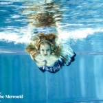 Ich beim Schwimmen mit einer Meerjungfrauenflosse.